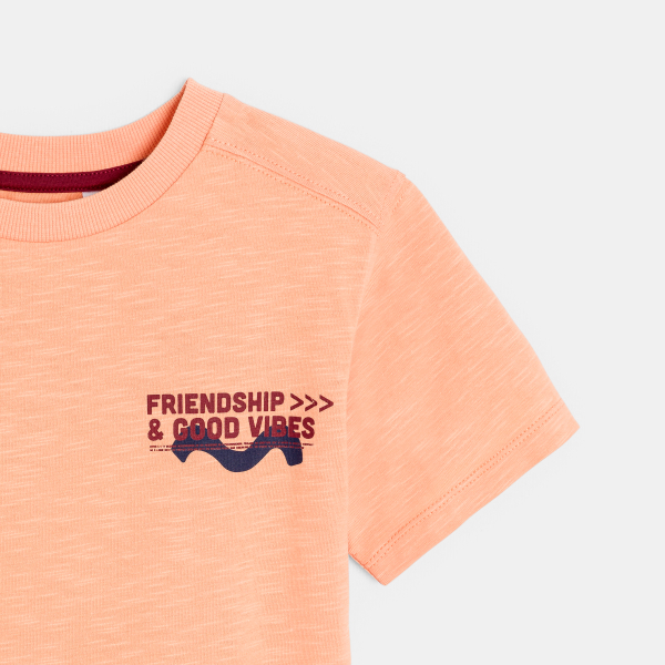 تيشيرت للأولاد برتقالي اللون بأكمام قصيرة مطبوع عليه كلمات